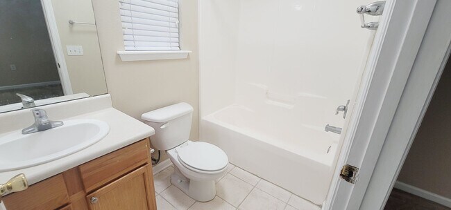 Building Photo - LOVELY NW 3/3 End Unit w/ Washer/Dryer, Open Kitchen w/ Bar, & More! $1450/month Avail June 1st!