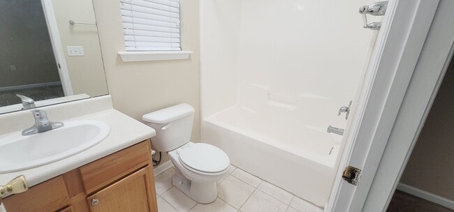 Building Photo - LOVELY NW 3/3 End Unit w/ Washer/Dryer, Open Kitchen w/ Bar, & More! $1500/month Avail June 1st!