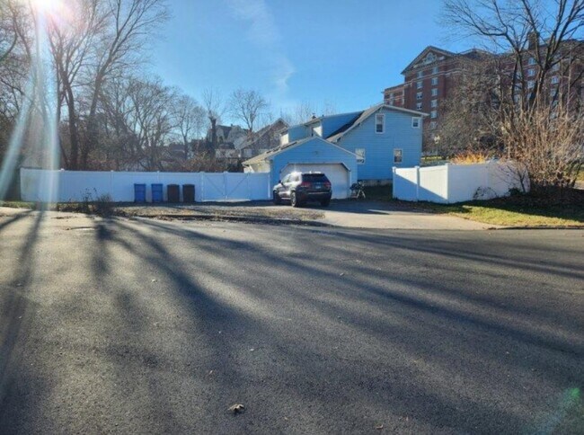 Building Photo - 115 Paul Manafort Dr