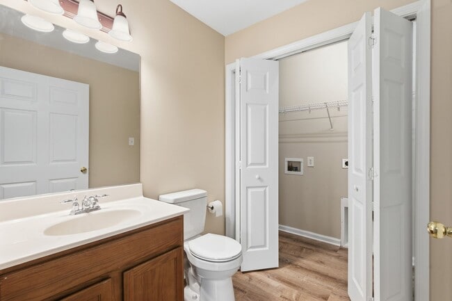 Building Photo - Knoxville 37912 - 2 bedroom 1.5 bath condo - call Jean Chung 865-386-1022