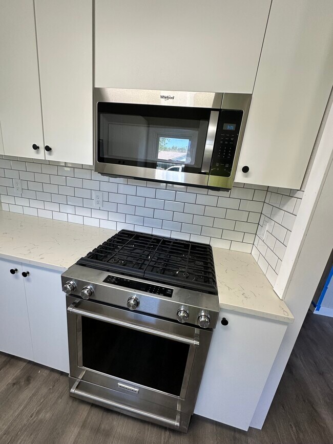 Building Photo - 240 W 8th Ave