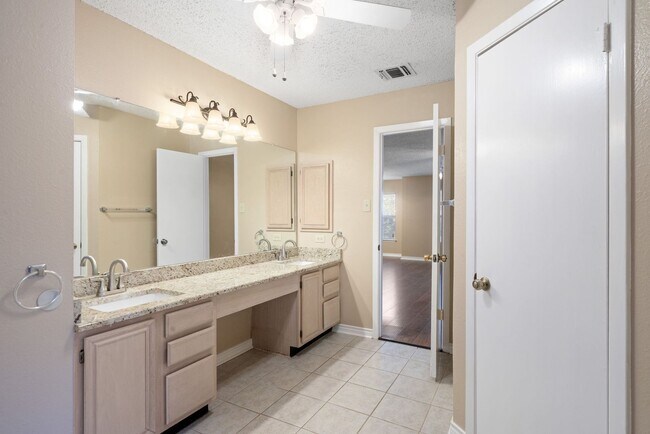 Building Photo - 4 Bedroom/2.5 Bath Redland Springs Subdivision