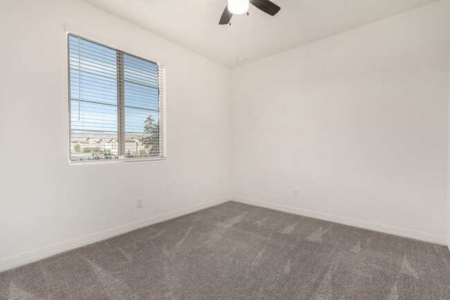 Building Photo - Move-In Ready Home with Verrado Amenities!