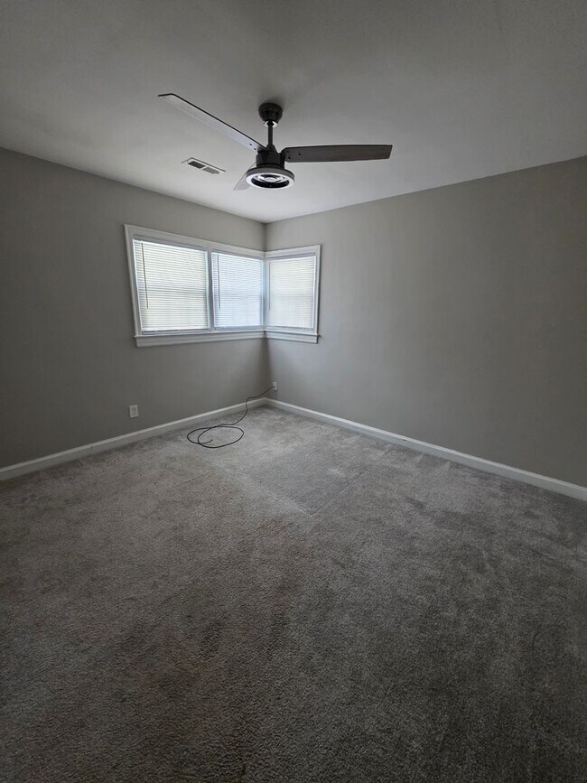 Building Photo - Totally Remodeled! Looks Fantastic!