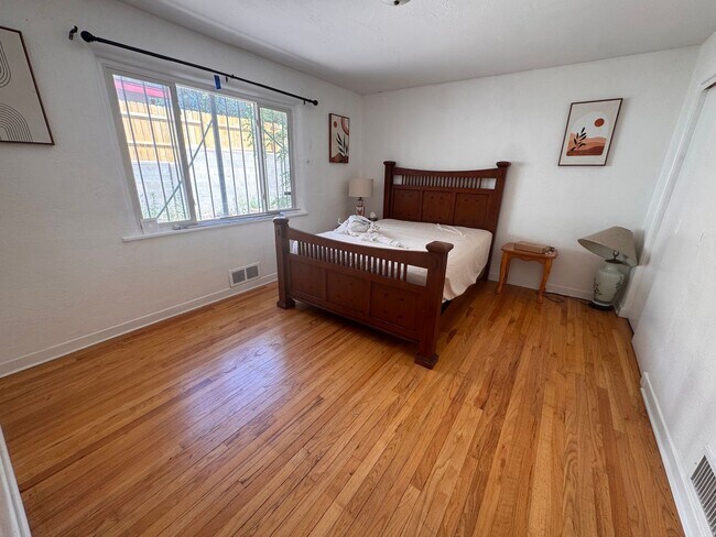 Building Photo - Beautiful home near UNM/CNM. 3 Bedroom 2 bath
