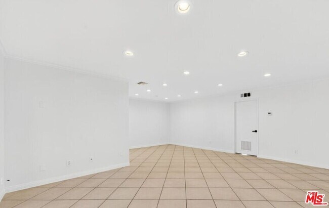 Building Photo - 5252 Coldwater Canyon Ave