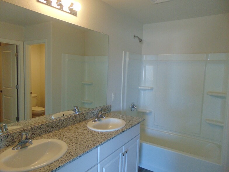 Building Photo - 806 W Caroline St