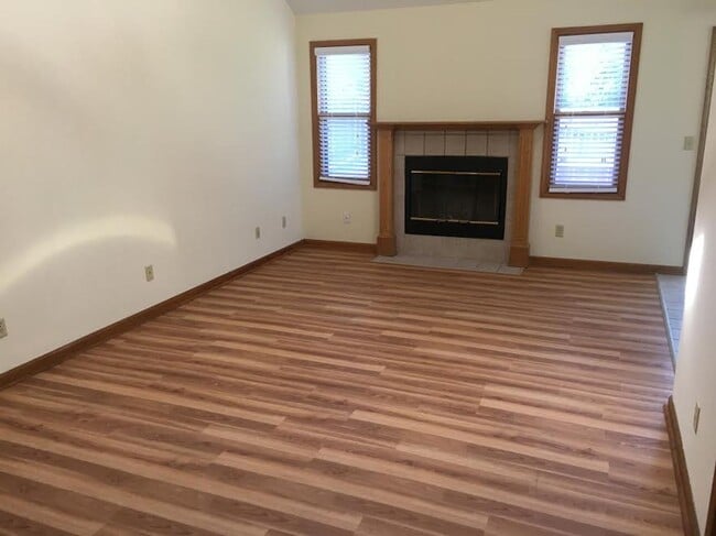 Building Photo - Perfect location 3 bed 2 bath with fenced in back yard and two car garage!