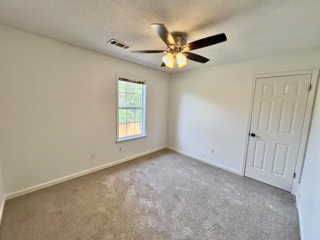 Building Photo - 251 Cross Point Cove