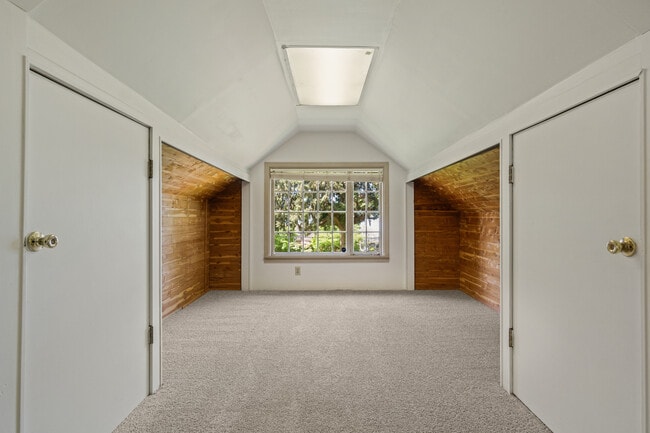 Building Photo - 12926 Holmes Point Dr NE
