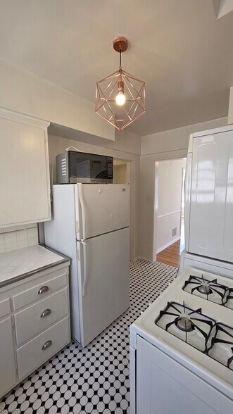 Building Photo - 455 N Hayworth Ave