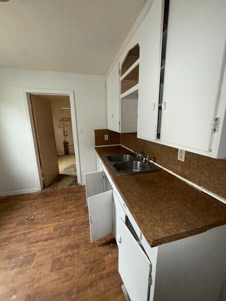 Building Photo - 246 E York Ave