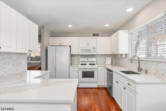 Building Photo - 40 Primrose Ln