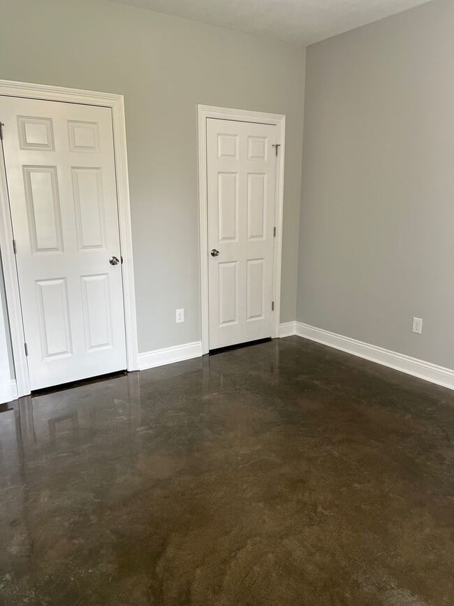 Building Photo - 2 bedroom 1 bathroom available for rent