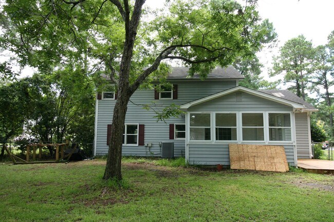 Building Photo - Spacious 3 BD/2.5 BA with Bonus Room on La...