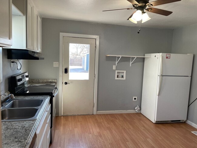 Building Photo - Adorable 2 Bedroom, 1 Bathroom Home with Huge Fully fenced Yard and detached garage, Move-In Ready!