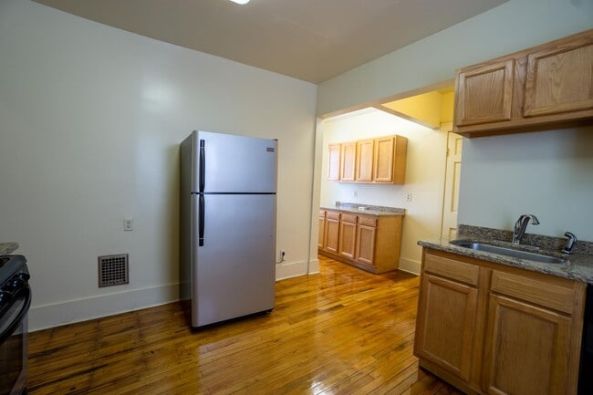 Building Photo - Available 8/1/26 - Spacious Newly Renovate...