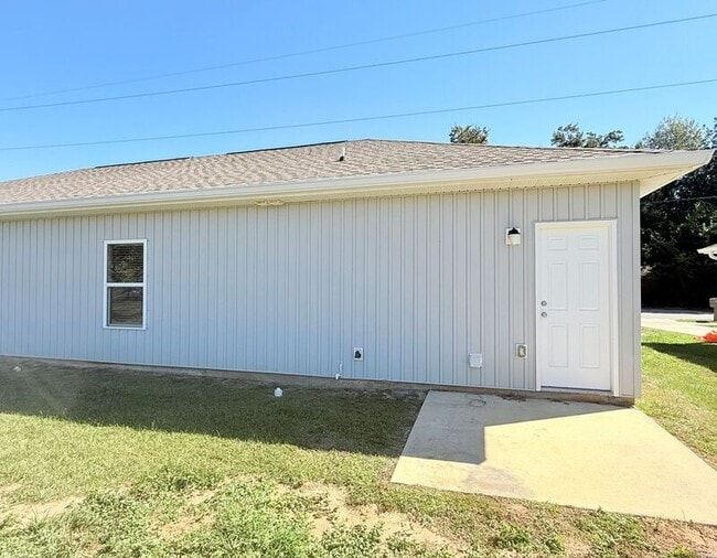 Building Photo - 8927 Untreiner Ave