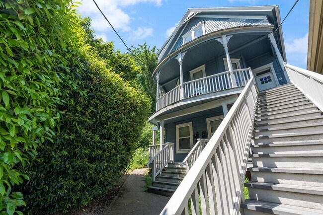 Building Photo - 1 BD available in the serene SW Hills