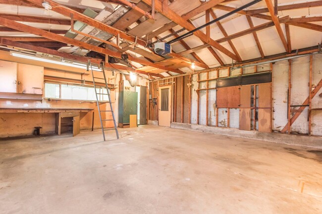 Building Photo - 3 Bedroom 2 Bath Home for Rent Indianola, ...