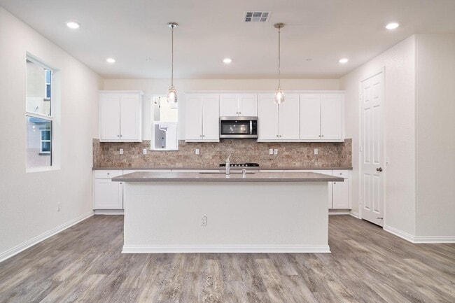 Building Photo - 729 Daniel Freeman Cir