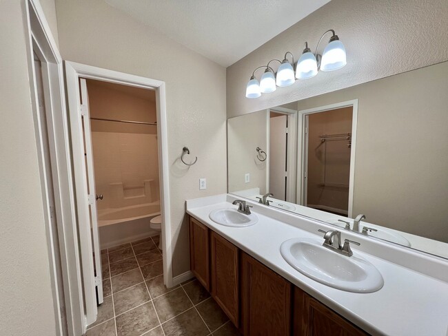 Building Photo - BEAUTIFUL 2BD/2BA SOUTHEAST