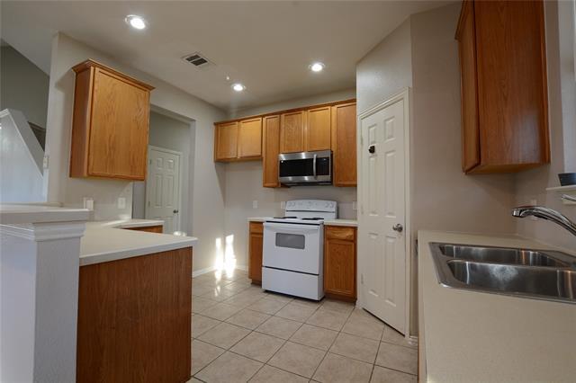 Building Photo - 1400 Oakcrest Dr