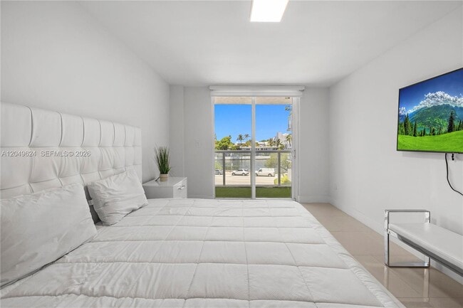 Building Photo - 2457 Collins Ave