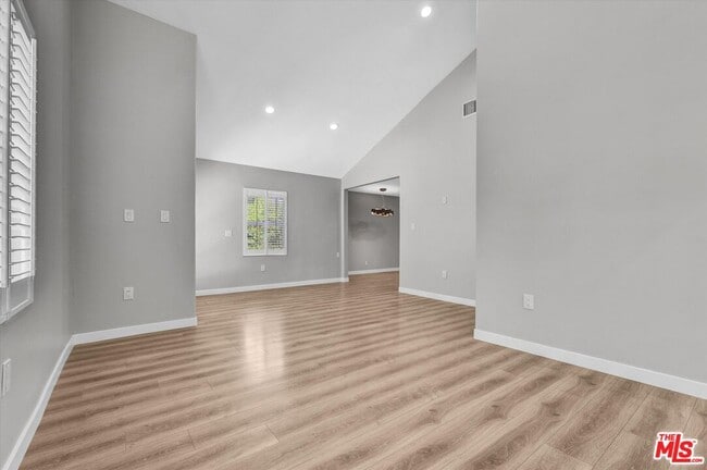 Building Photo - 13964 La Maida St