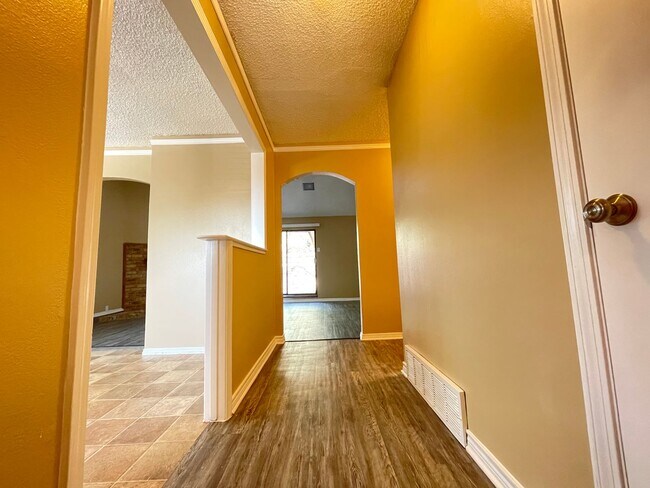 Building Photo - 3 Bedroom 2 Bath and 2 Car Garage