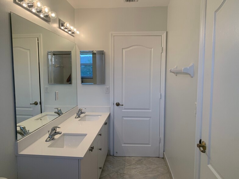 Building Photo - 1530 SW 193rd Ter