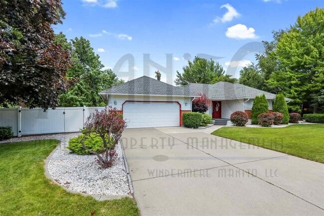 Building Photo - Spacious South Hill Rancher