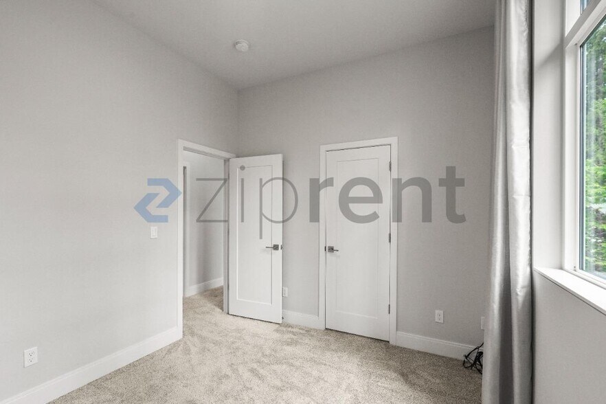 Building Photo - Unit