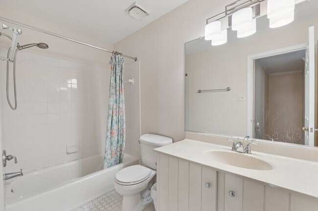 Building Photo - Spacious, Renovated Townhome Near Vienna M...
