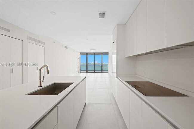 Building Photo - 700 NE 24th St