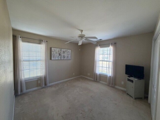 Building Photo - Suffolk Meadows