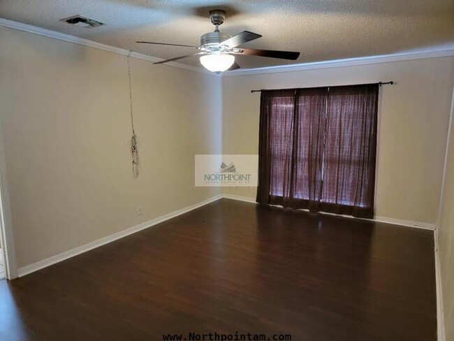 Building Photo - Charming 3 bedroom home ready for immediat...