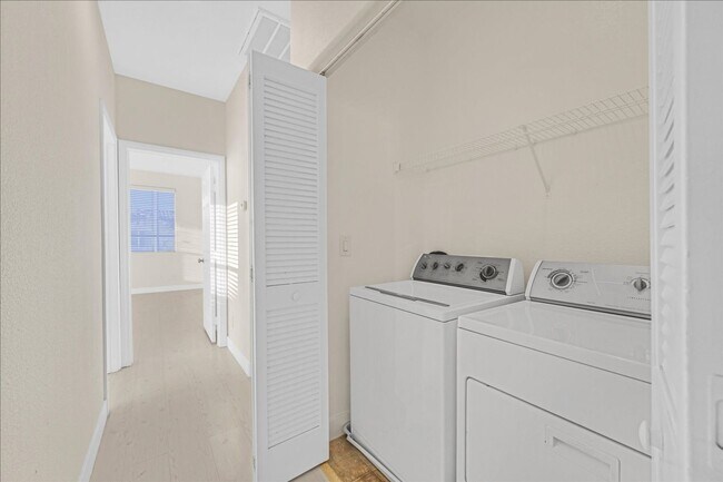 Building Photo - Spacious 2 bedroom condo with attached condo