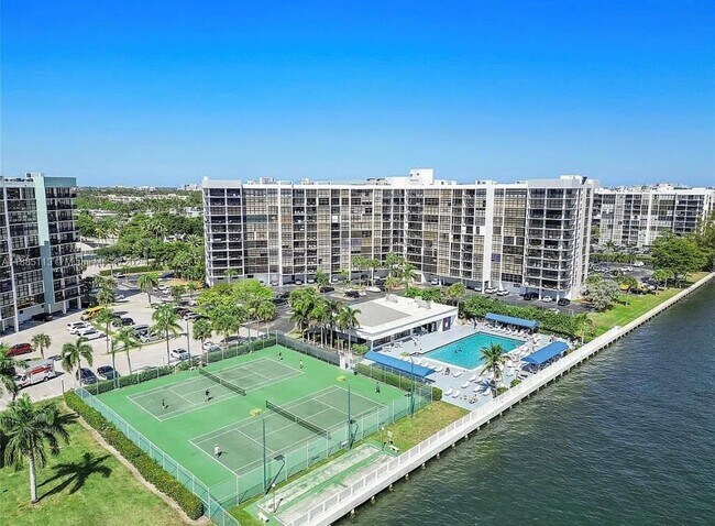 Building Photo - 600 Parkview Dr