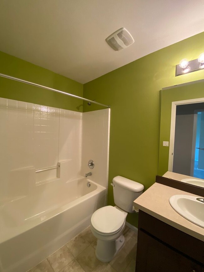 Building Photo - 4 Bed  2.5 Bath Redmond Townhome