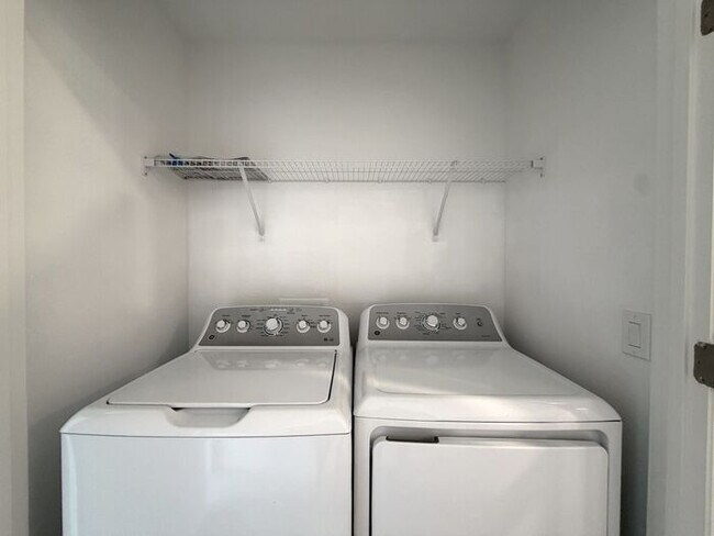 Building Photo - Westview End Unit Townhome