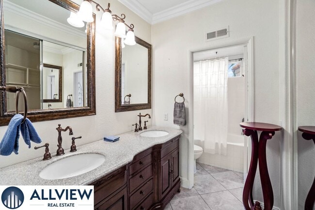 Building Photo - Fully Furnished Townhome with Attached Gar...
