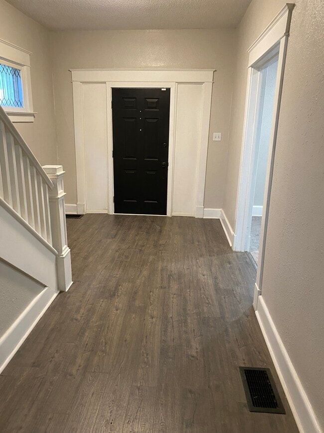 Front door entrance area. - 1921 18th St