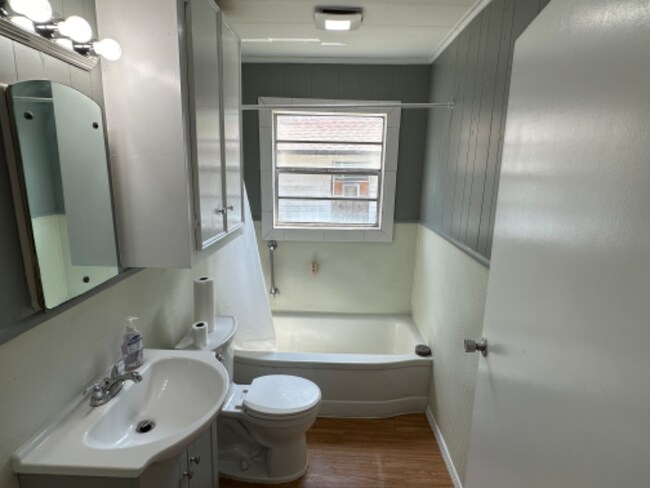 Building Photo - 205 Chambers St