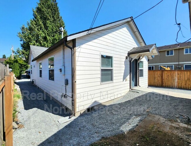 Building Photo - 112 N Gifford Ave