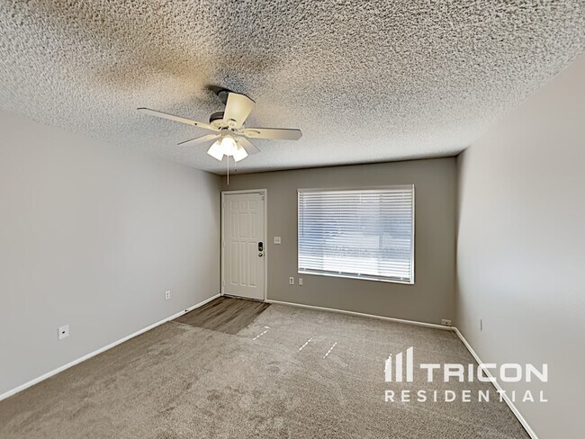 Building Photo - 828 N Pine Ct