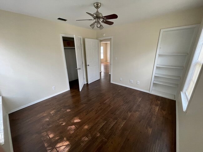 Building Photo - 2102 W Concho Ave