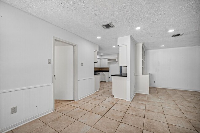 Building Photo - 3910 Chile Dr