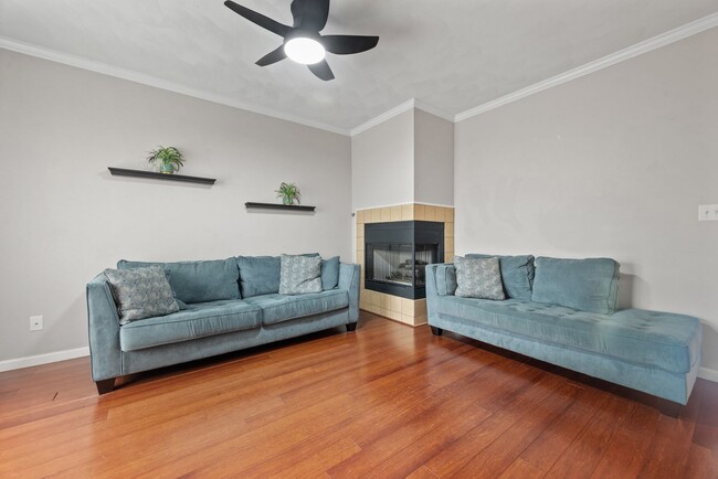 Building Photo - Townhouse, 2 bedroom, 2.5 baths in Yorktow...