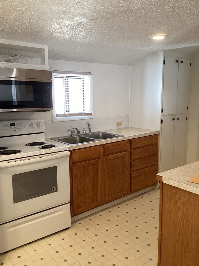 Building Photo - Spacious Vintage 3 Bed 1 Bath!